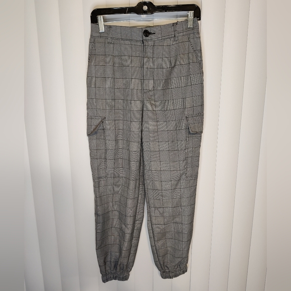 Forever 21 Pants - Forever 21 Black & White Plaid Cargo Style Joggers Size Medium